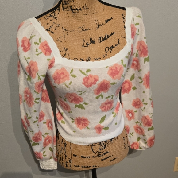 Willow & Wind Tops - NWOT Chic Floral Knit Blouse - Pink and White XS